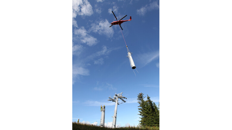 Aufbau der Liftstützen mit dem Hubschrauber.  | © Hans Simonlehner