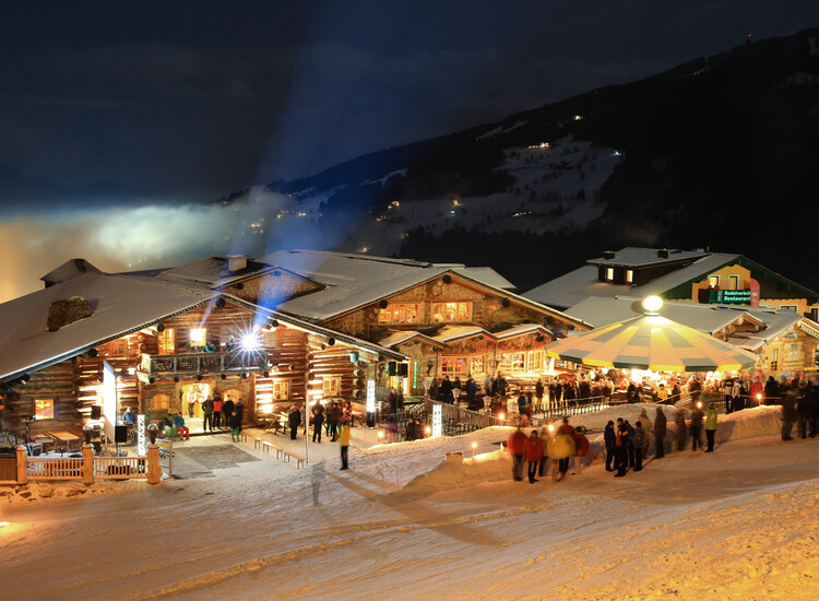 Die Ski Show vor der Tauernalm auf der Hochwurzen