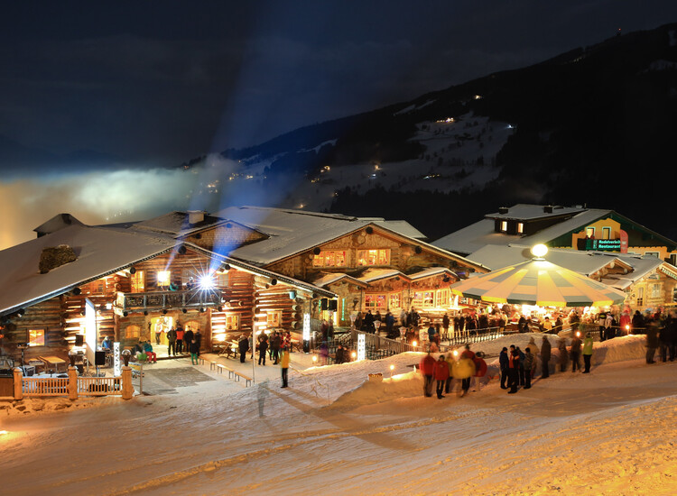 The ski show in front of the Tauernalm on the Hochwurzen