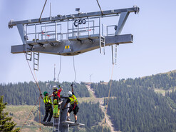 Präzise Arbeiten bei der Stützenmontage | © Harald Steiner