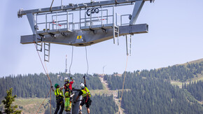Präzise Arbeiten bei der Stützenmontage | © Harald Steiner