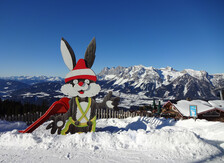 Sliding and the Dachstein-panorama with Hopsi | © Planai-Bahnen