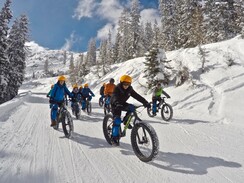 Das Fatbike garantiert dir auch im Winter den Spaß am Radfahren! | © alpinefatbike.com