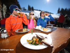 Enjoy the meal on the Schafalm | © Gregor Hartl