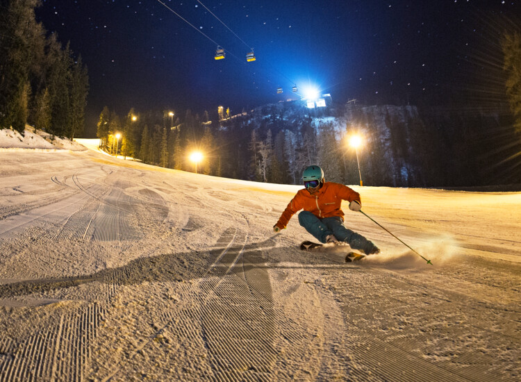 Night skiing on the Hochwurzen in Schladming | © Gregor Hartl