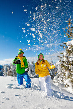 Enjoy the snow-covered landscape during a winter hike on the Planai! | © Tom Lamm