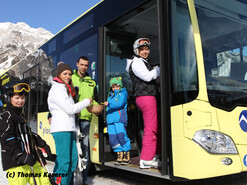 With the ski bus to the bottom station Planai | © Thomas Kaserer