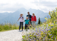 Wandern am Planai Panoramarundweg ist ein Erlebnis für die ganze Familie. | (c) Tom Lamm | © Tom Lamm