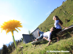 Hiking is much more fun together on the Planai. | © Katharina Wassler