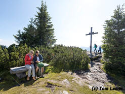 Family at the summit of Planai | © Tom Lamm