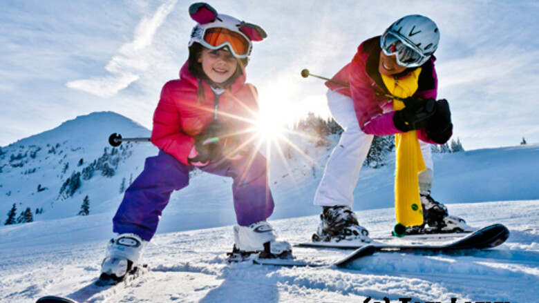 Mutter und Kind beim Skifahren auf der Planai.  | © Tom Lamm