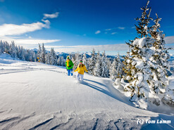 Hiking in deep snow. | © Tom Lamm