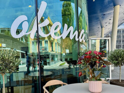 "okema" - das Café-Bistro direkt im Planet Planai | © Okema Steffl-Bäck