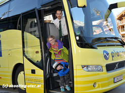 The driver from the Planai bus welcomes everyone! | © shooting-star.at