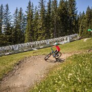 Junge Downhill Biker im Bikepark Planai